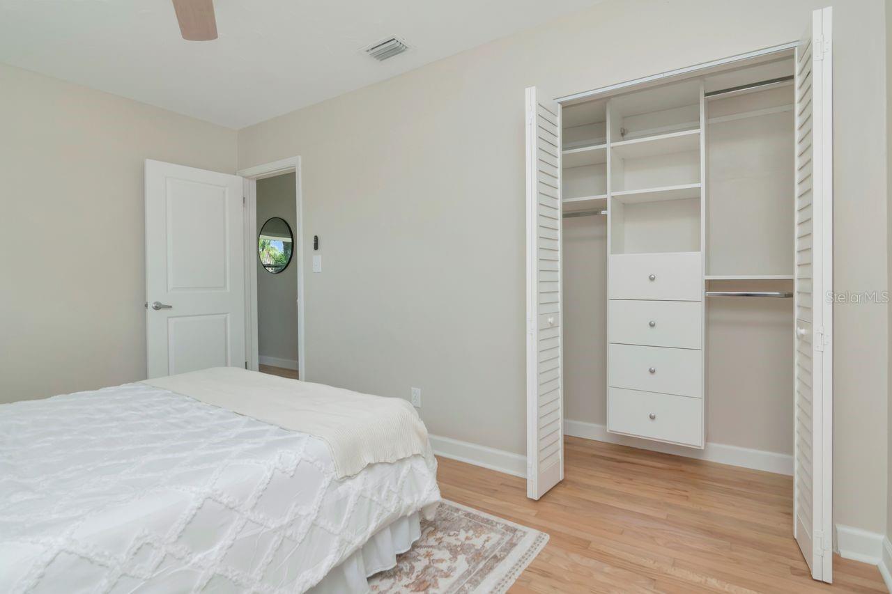 Listing photo id 6 for 5132 Oxford Avenue N