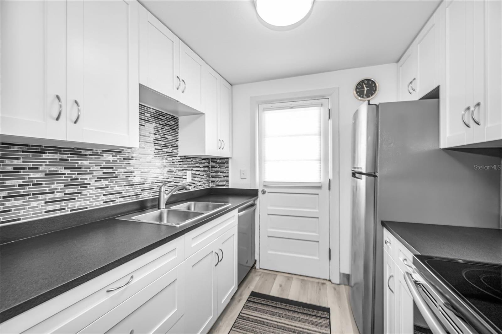 Image 14 of 35 For 2 Fernwood Avenue 25