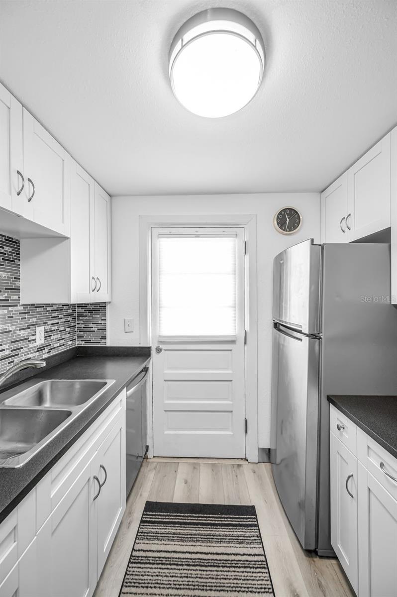 Image 15 of 35 For 2 Fernwood Avenue 25