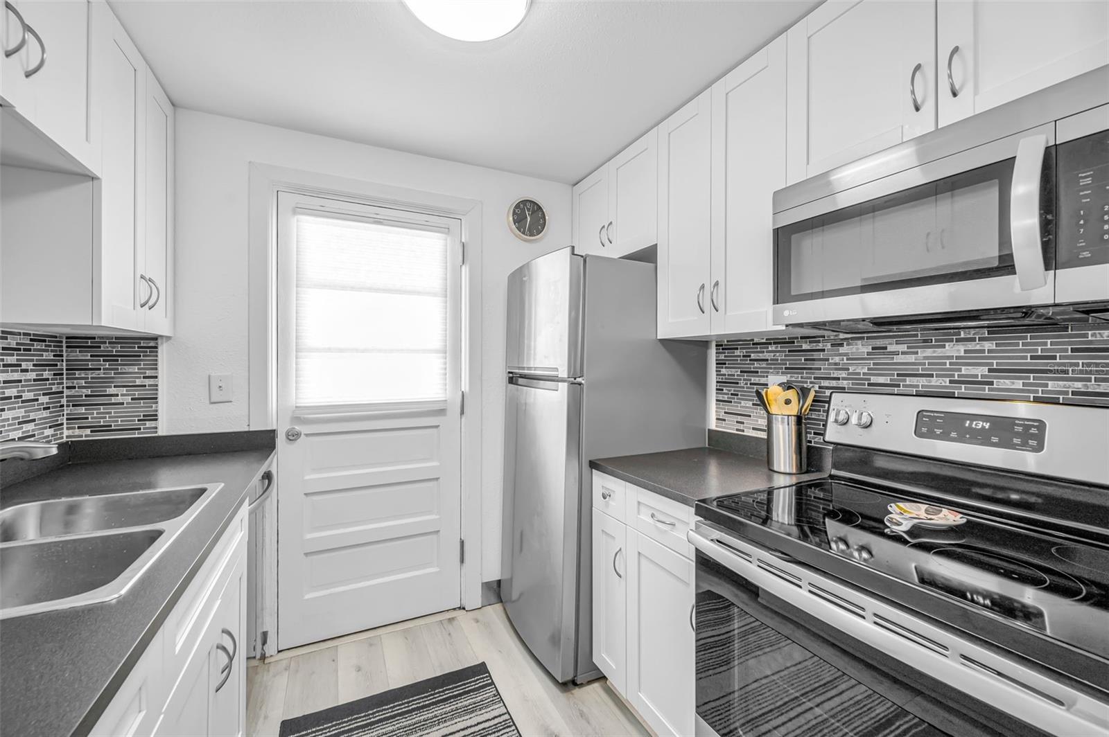 Image 16 of 35 For 2 Fernwood Avenue 25