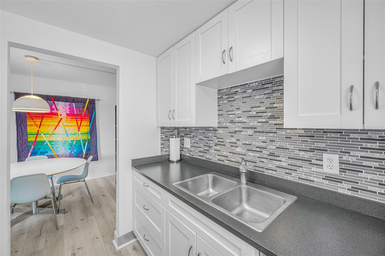 Image 17 of 35 For 2 Fernwood Avenue 25