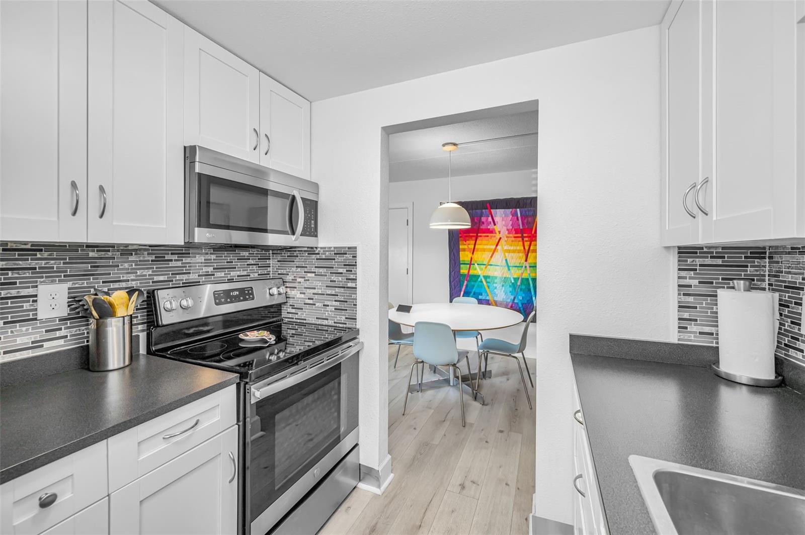 Image 18 of 35 For 2 Fernwood Avenue 25