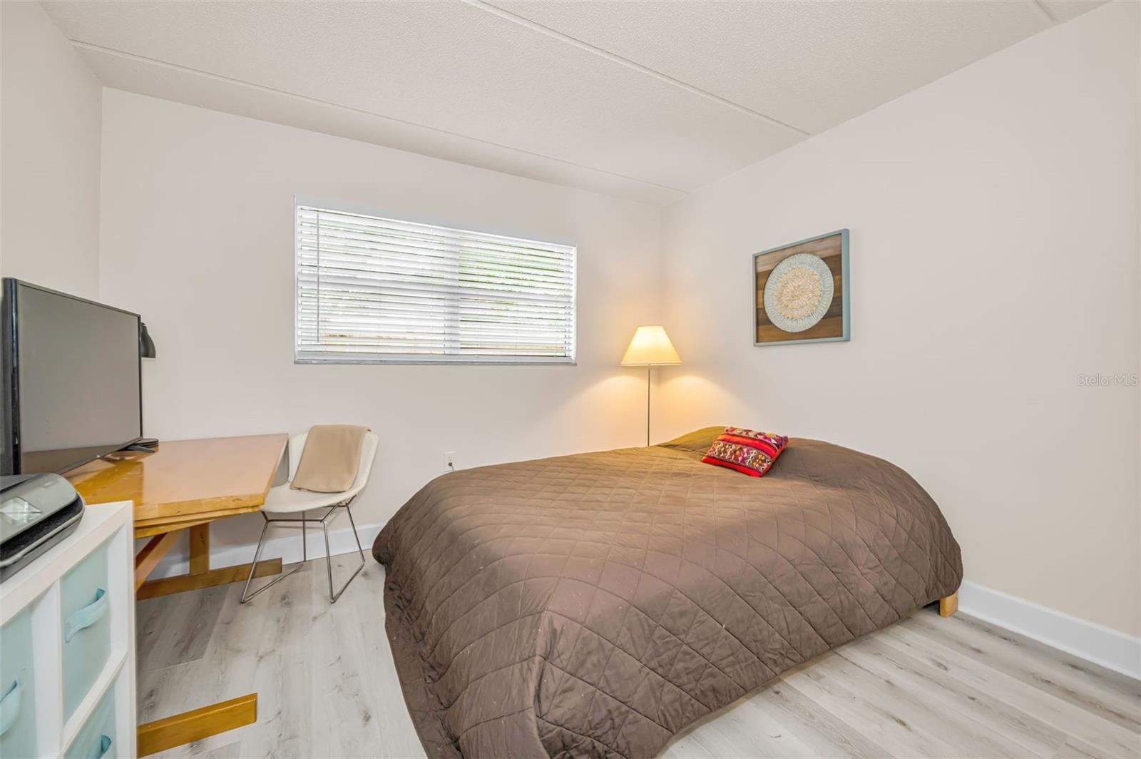 Image 23 of 35 For 2 Fernwood Avenue 25