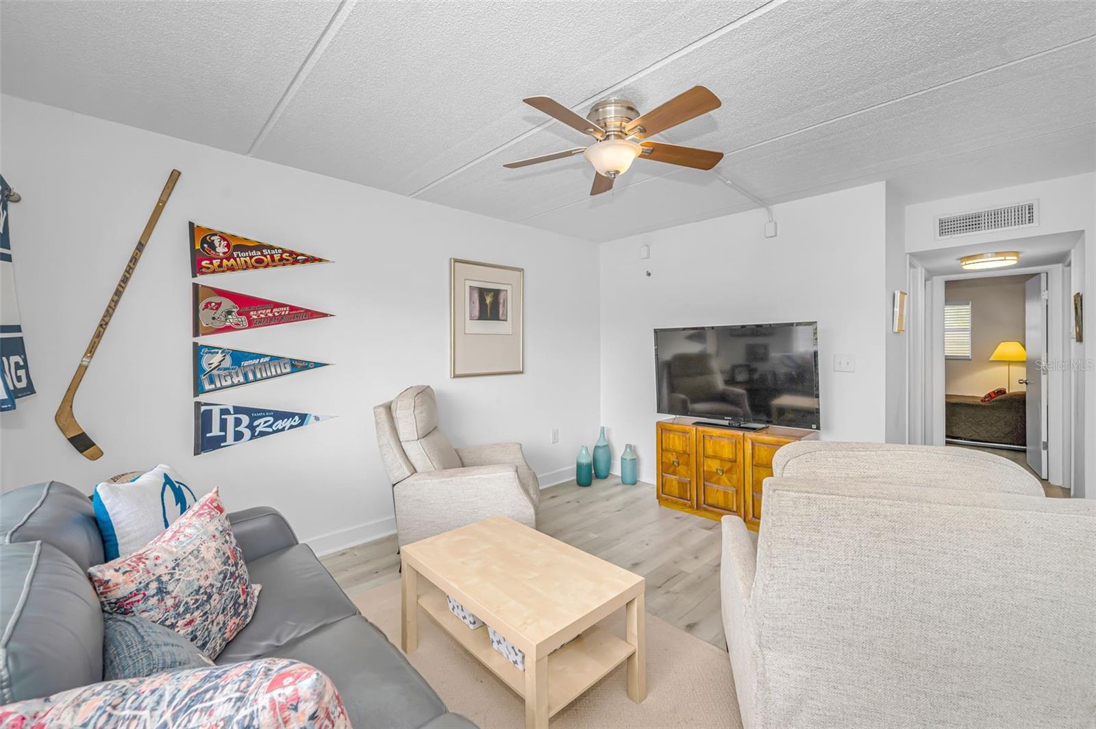 Image 8 of 35 For 2 Fernwood Avenue 25