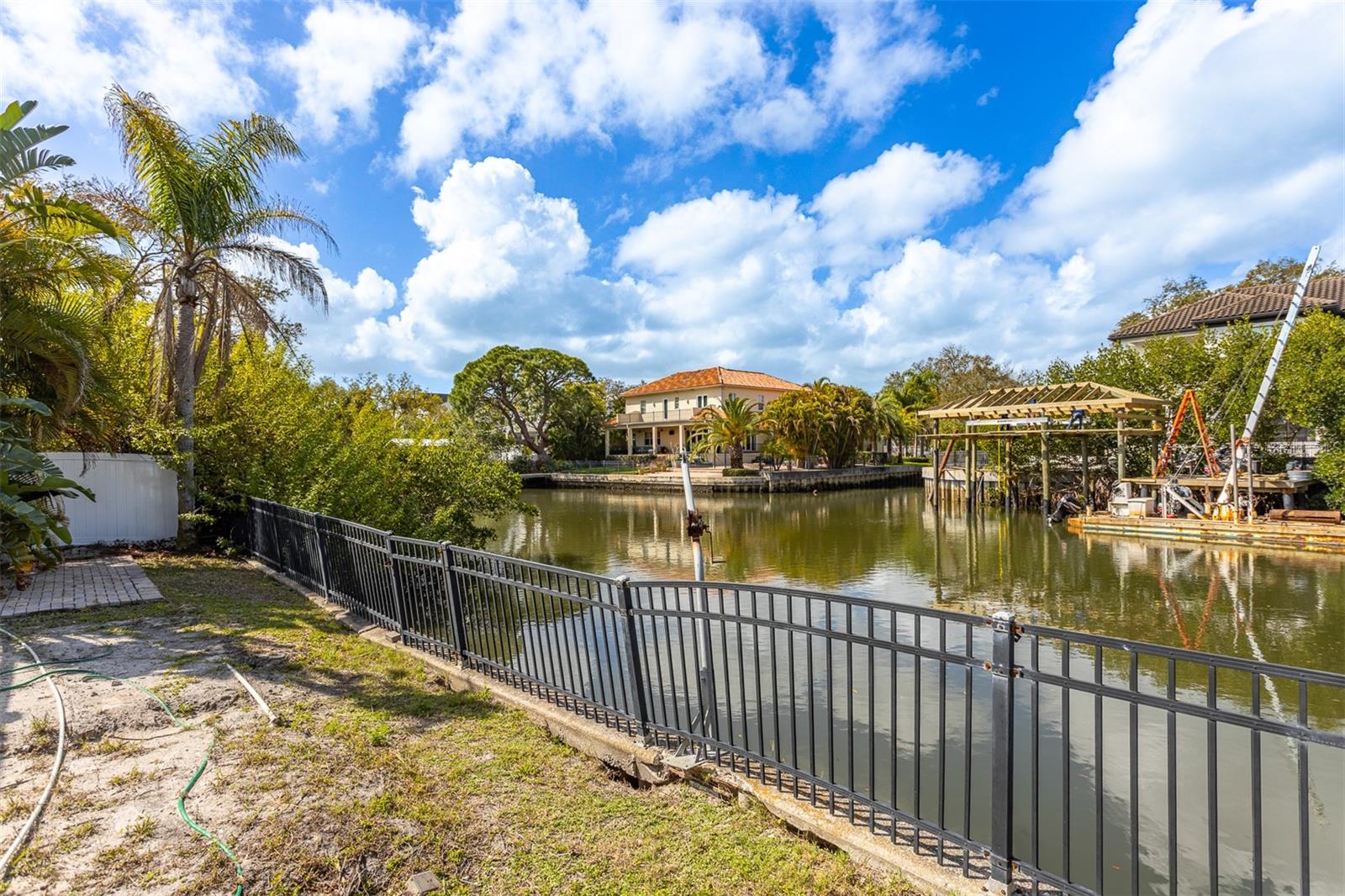 Listing photo id 10 for 2107 West Shore Boulevard