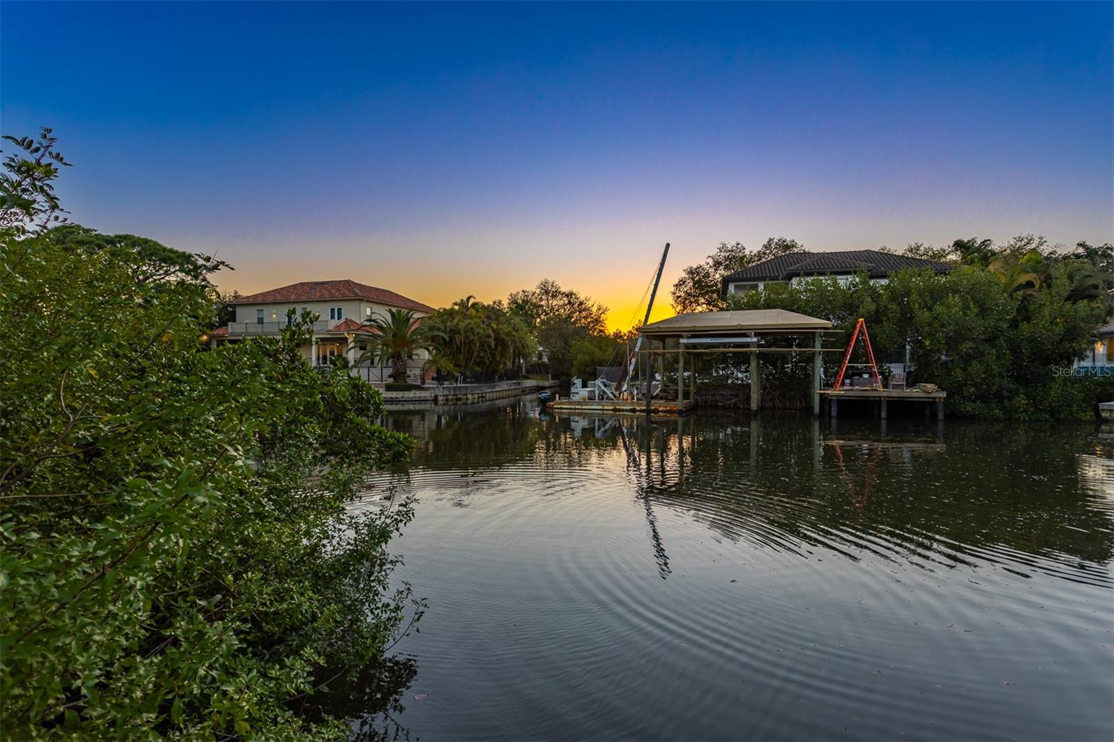 Listing photo id 11 for 2107 West Shore Boulevard