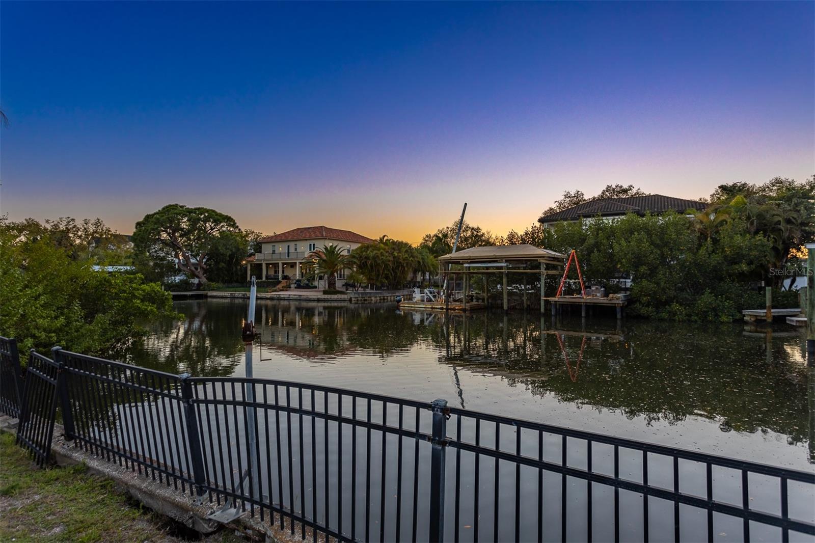 Listing photo id 12 for 2107 West Shore Boulevard