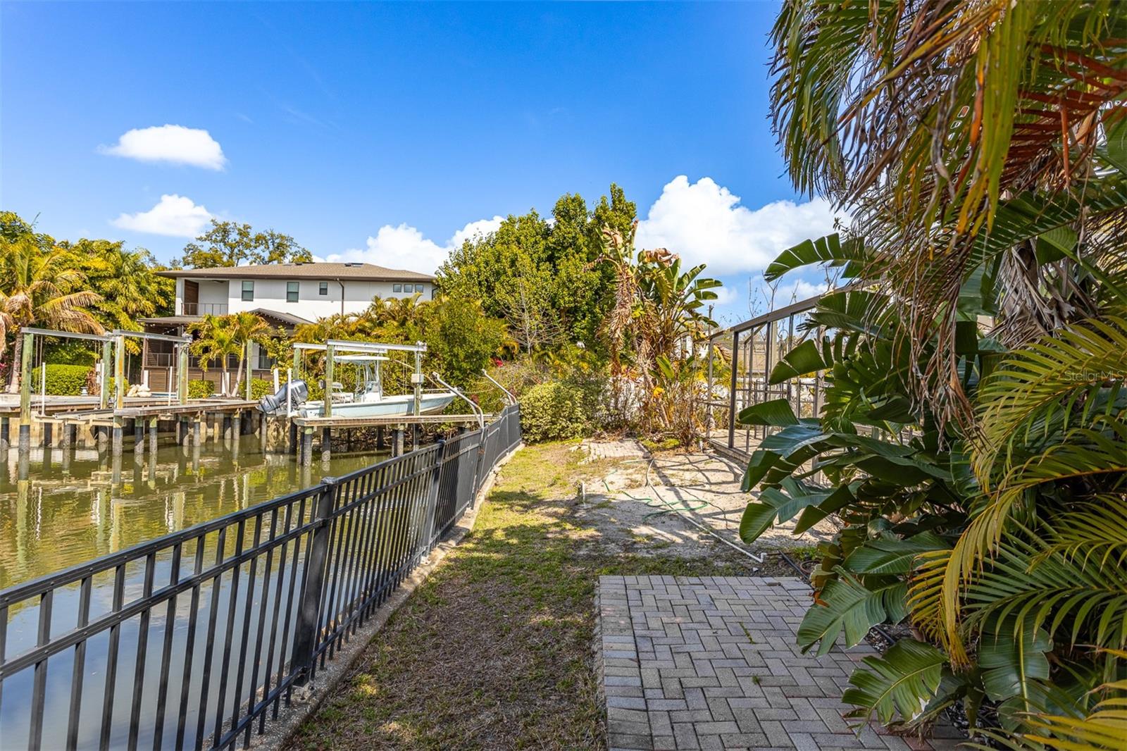 Listing photo id 7 for 2107 West Shore Boulevard