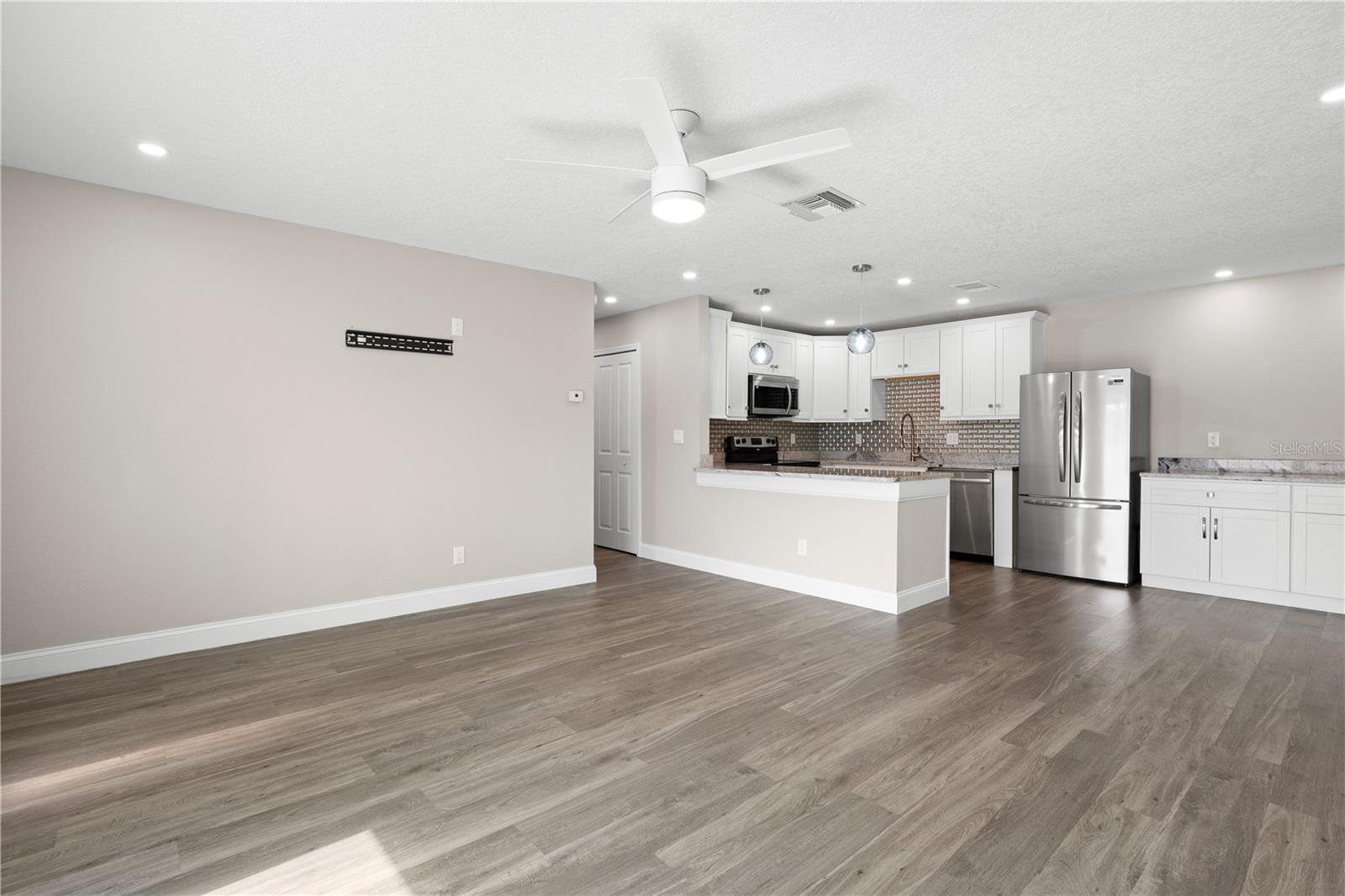 Image 18 of 28 For 2723 Sherbrooke Lane B