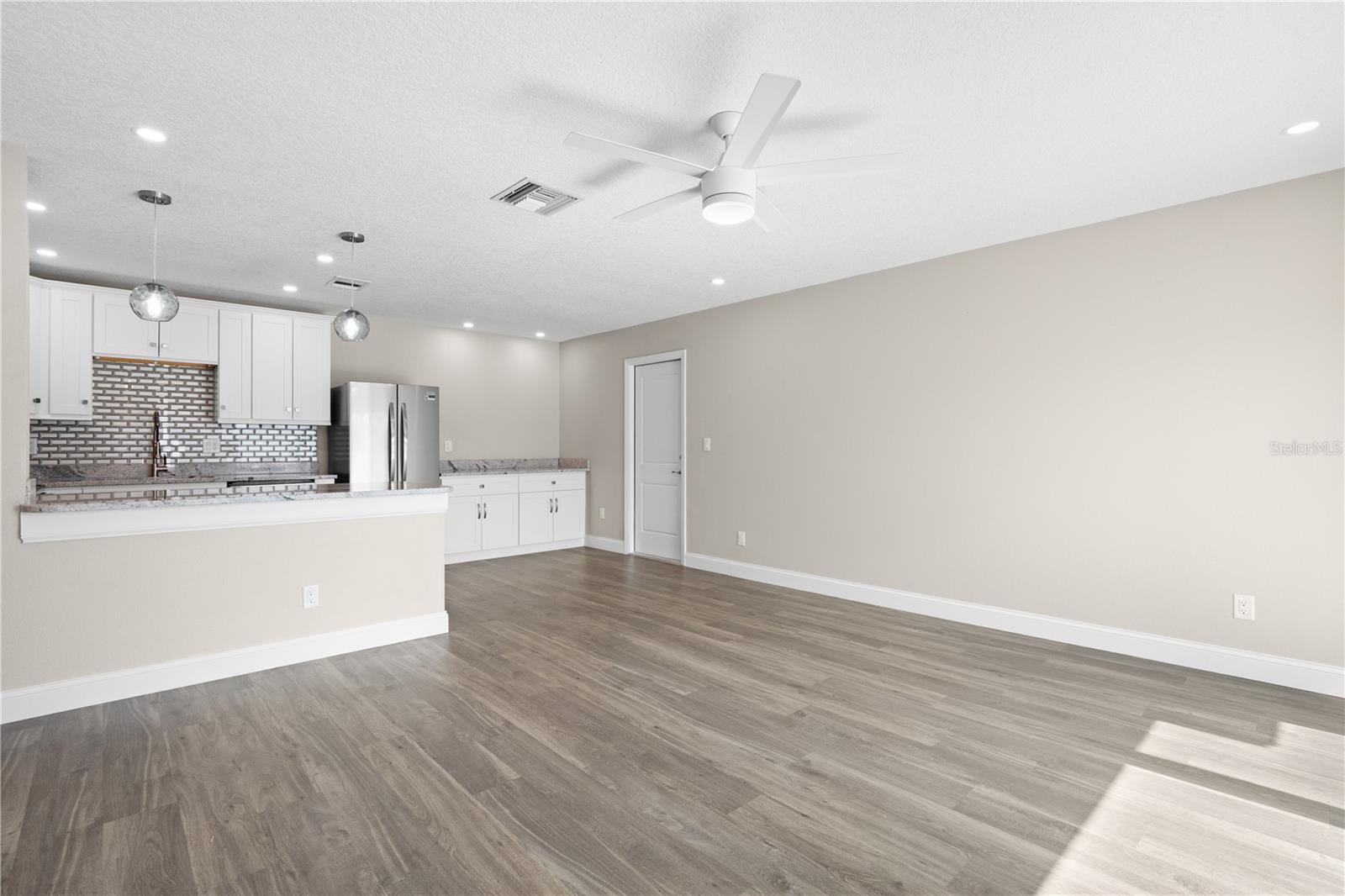 Image 21 of 28 For 2723 Sherbrooke Lane B