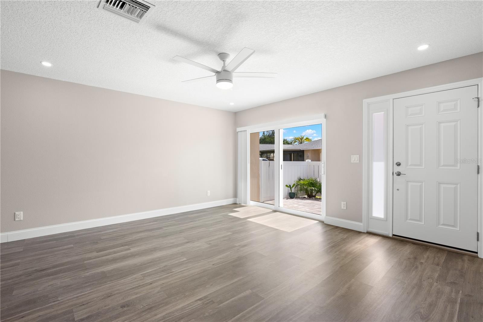 Image 25 of 28 For 2723 Sherbrooke Lane B