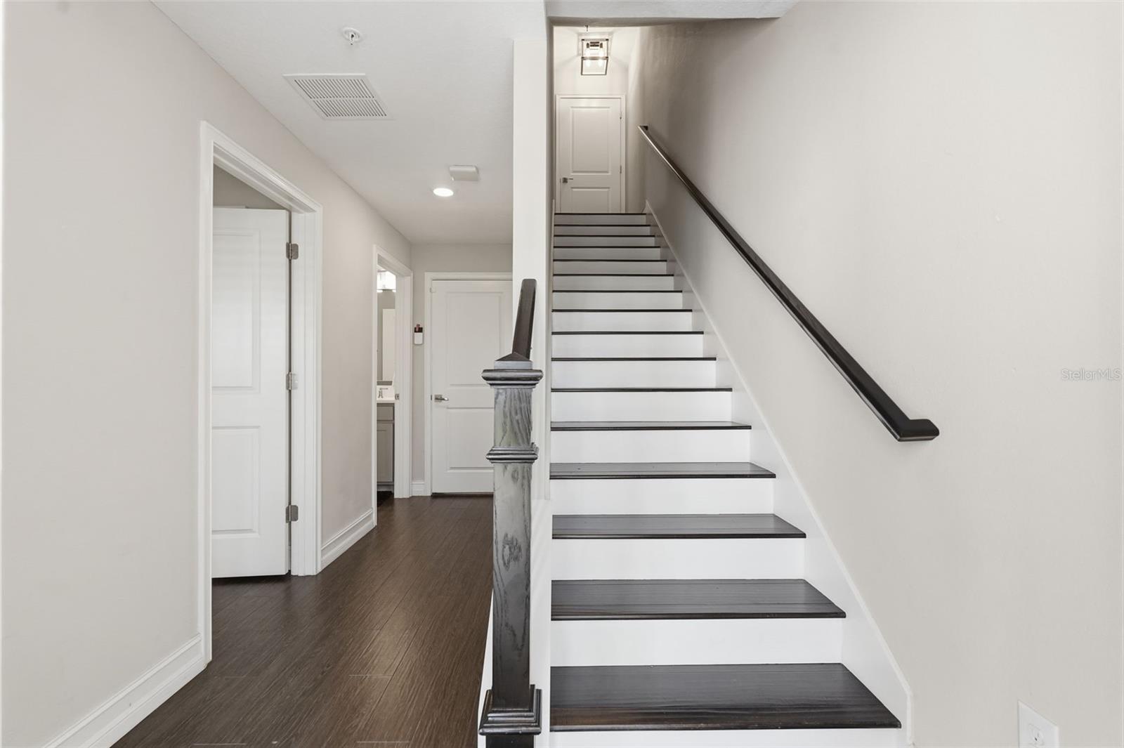 Listing photo id 9 for 4921 Paul Avenue 5