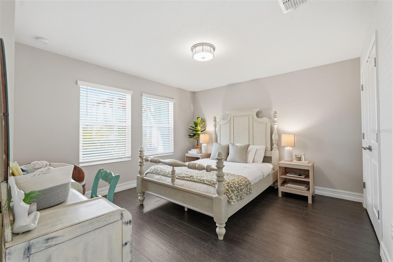 Listing photo id 11 for 4921 Paul Avenue 5