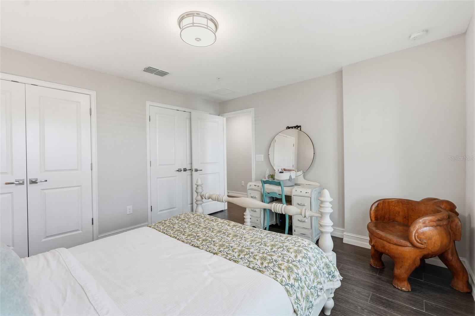 Listing photo id 12 for 4921 Paul Avenue 5