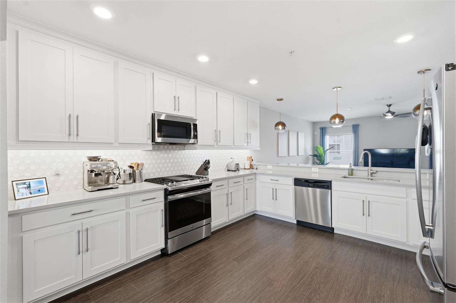 Listing photo id 25 for 4921 Paul Avenue 5