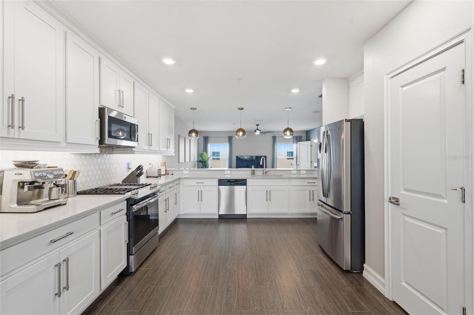 Listing photo id 26 for 4921 Paul Avenue 5