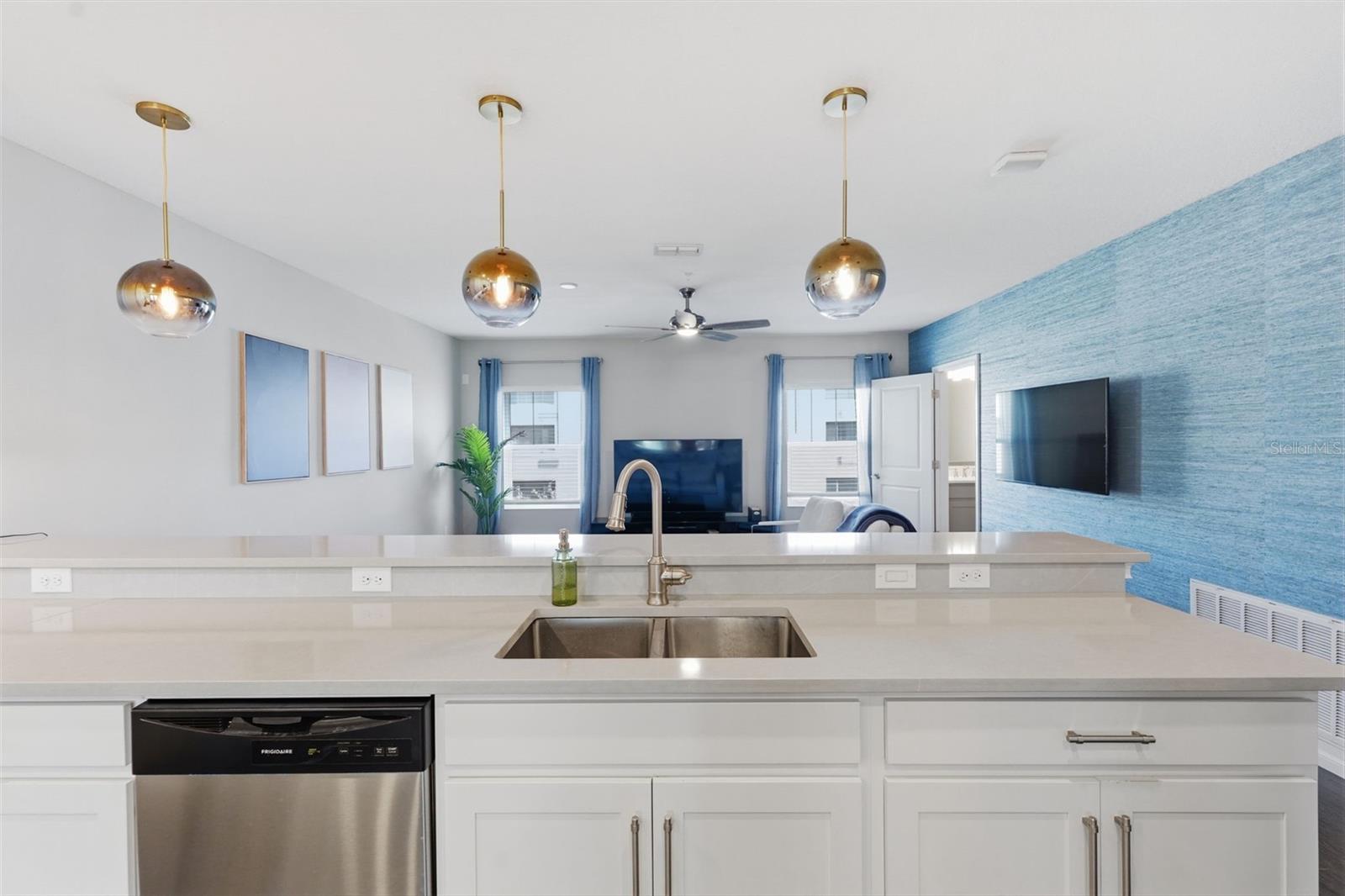 Listing photo id 27 for 4921 Paul Avenue 5