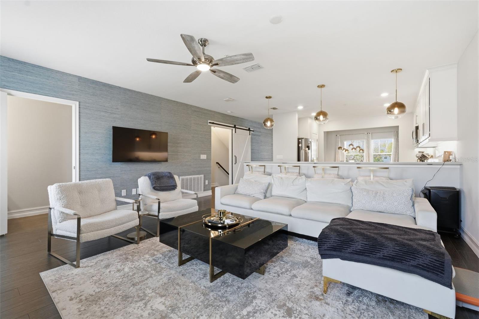 Listing photo id 31 for 4921 Paul Avenue 5