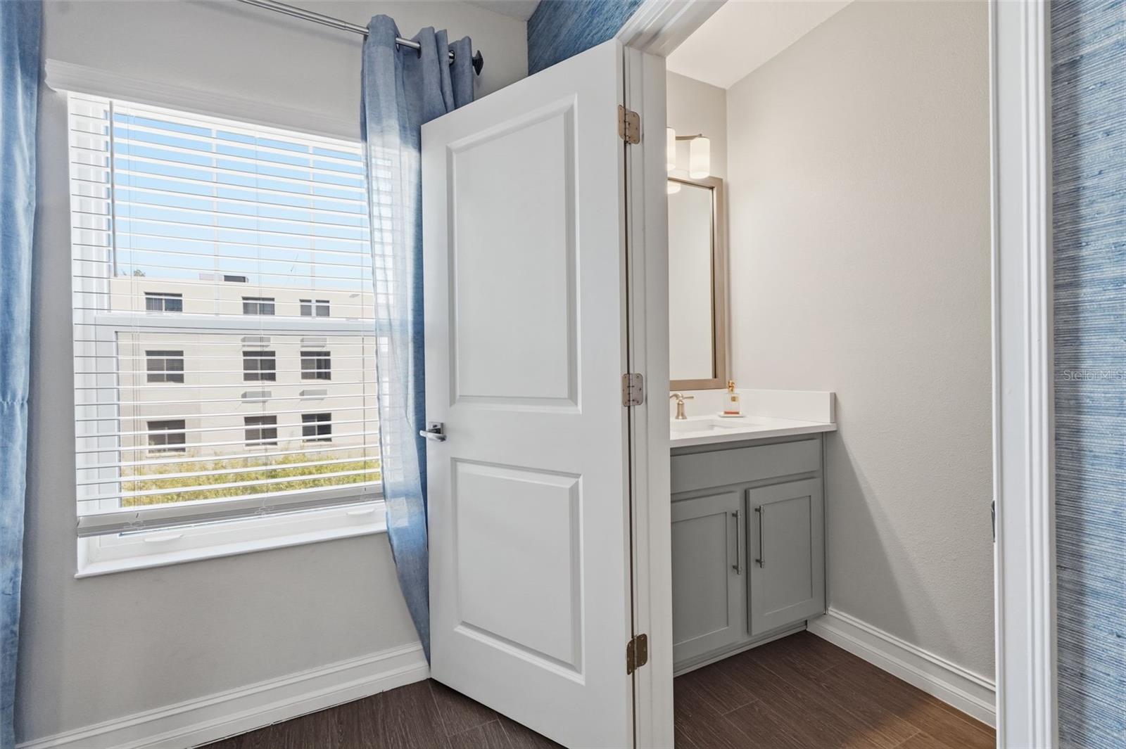 Listing photo id 34 for 4921 Paul Avenue 5