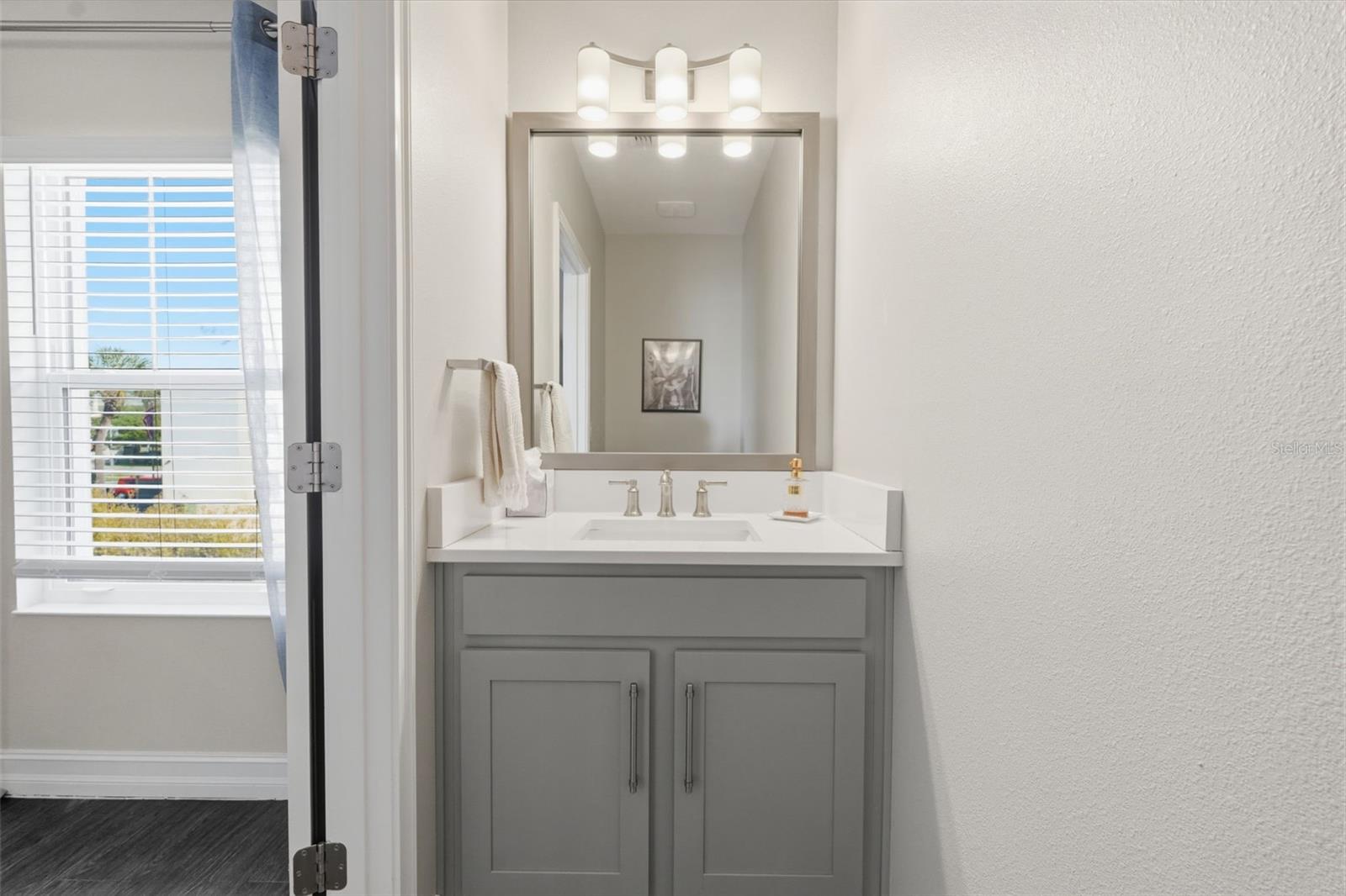 Listing photo id 35 for 4921 Paul Avenue 5