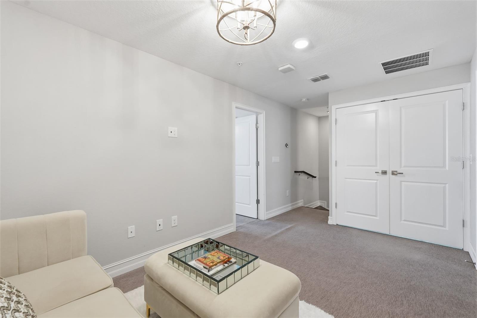 Listing photo id 37 for 4921 Paul Avenue 5