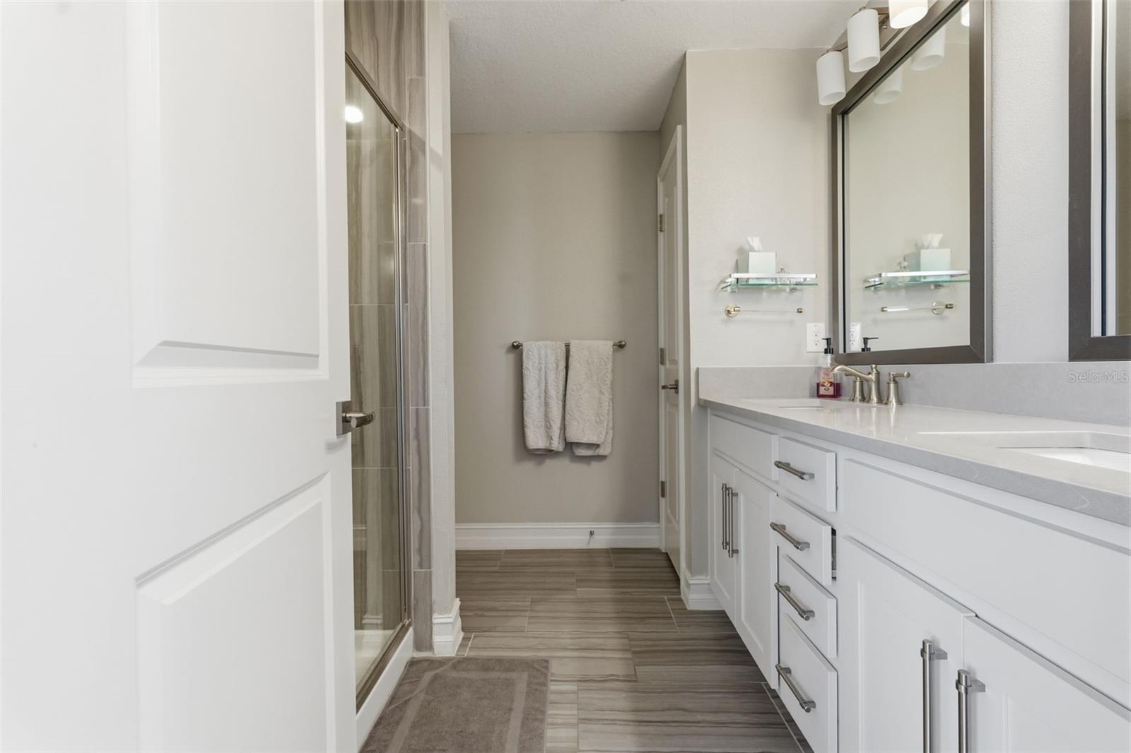 Listing photo id 41 for 4921 Paul Avenue 5