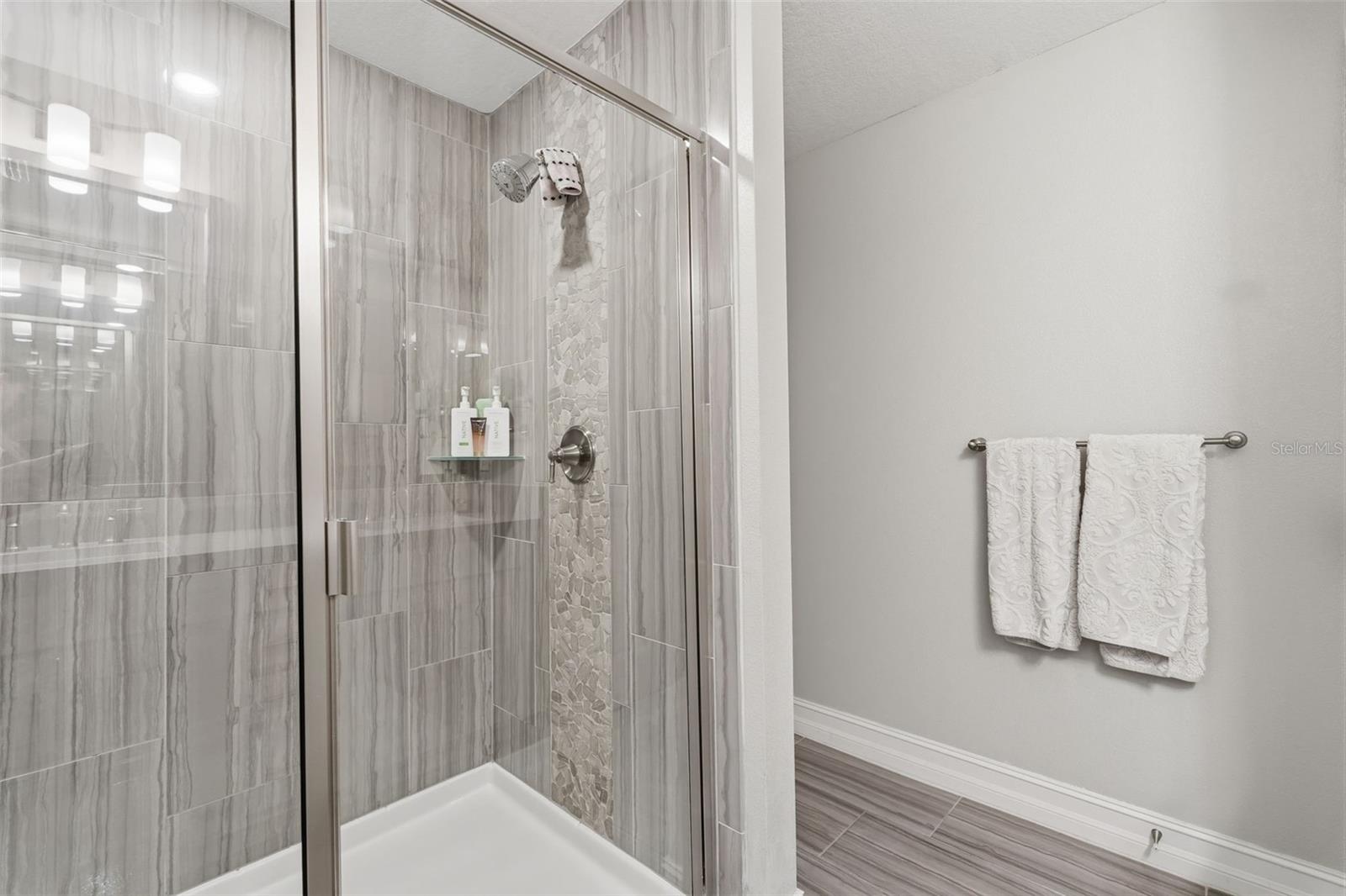 Listing photo id 44 for 4921 Paul Avenue 5