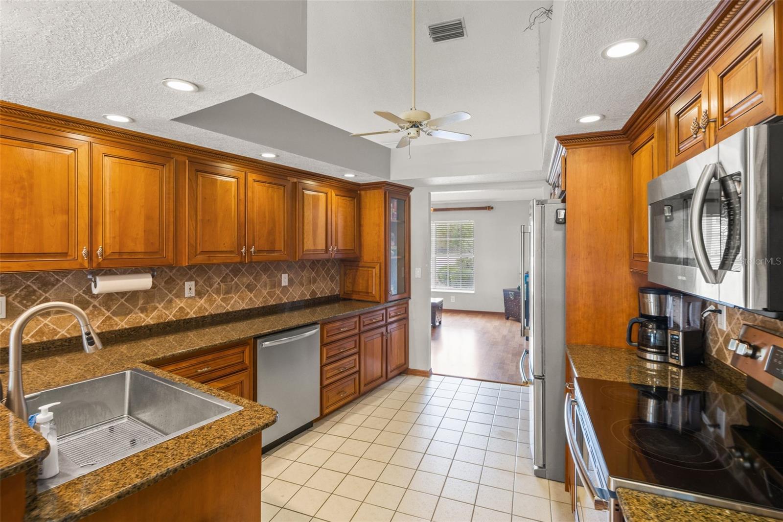 Listing photo id 12 for 5052 Florentine Court