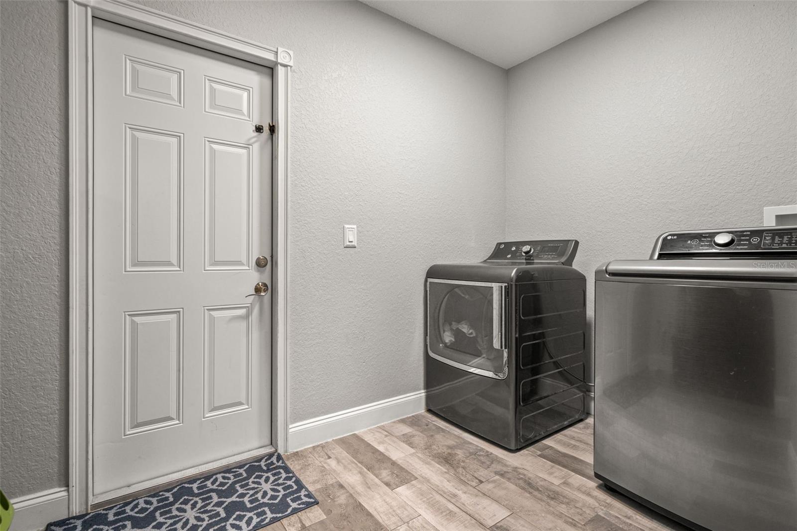 Listing photo id 36 for 5052 Florentine Court