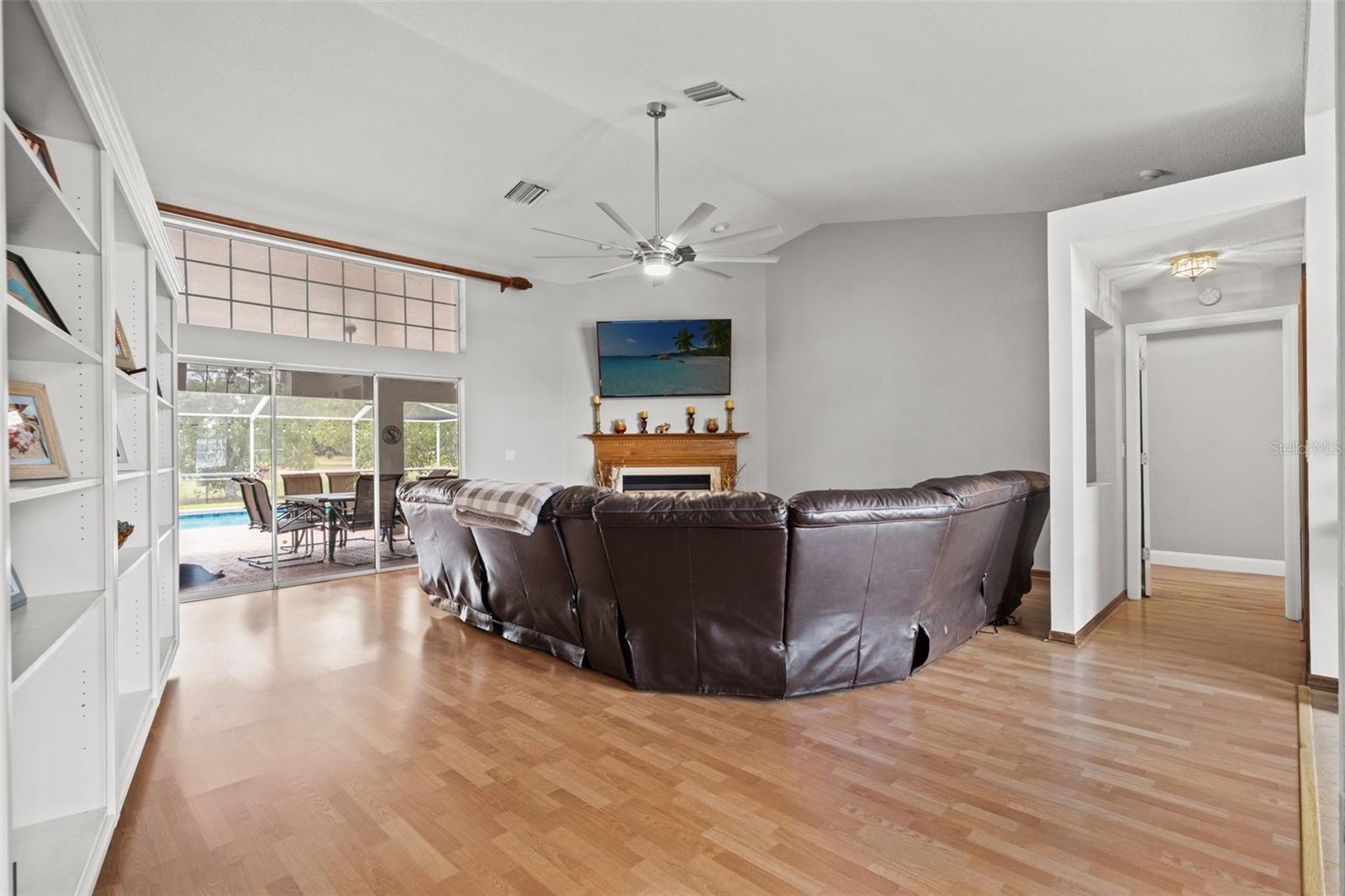 Listing photo id 6 for 5052 Florentine Court