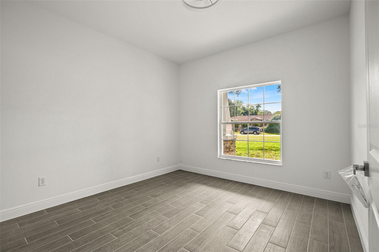 Image 23 of 37 For 179 Jenkins Avenue