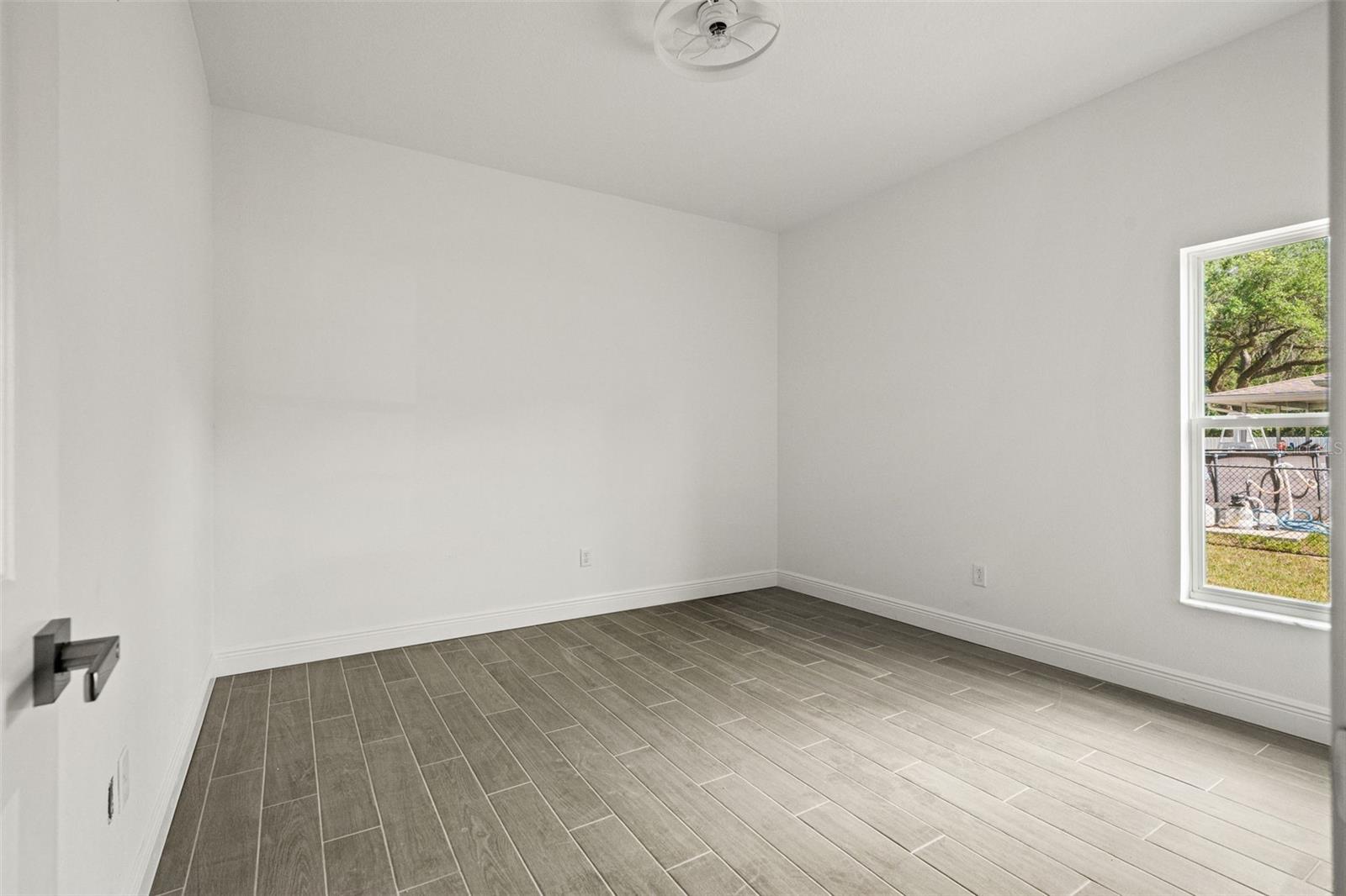 Image 25 of 37 For 179 Jenkins Avenue