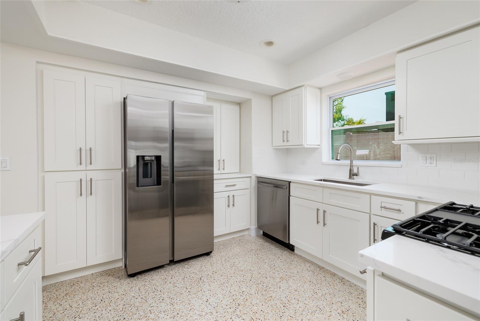 Image 11 of 35 For 2107 Dolphin Boulevard S