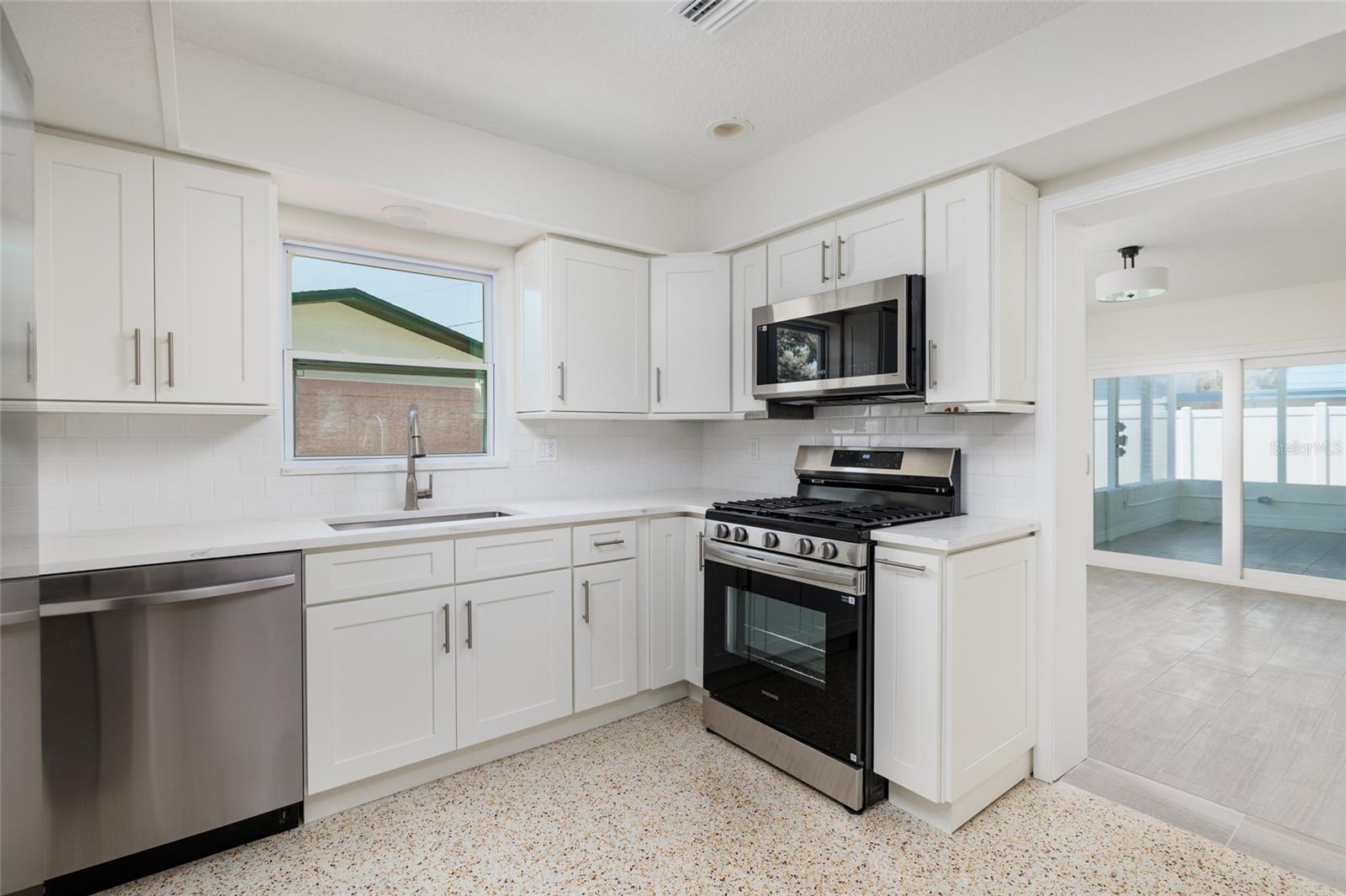 Image 12 of 35 For 2107 Dolphin Boulevard S