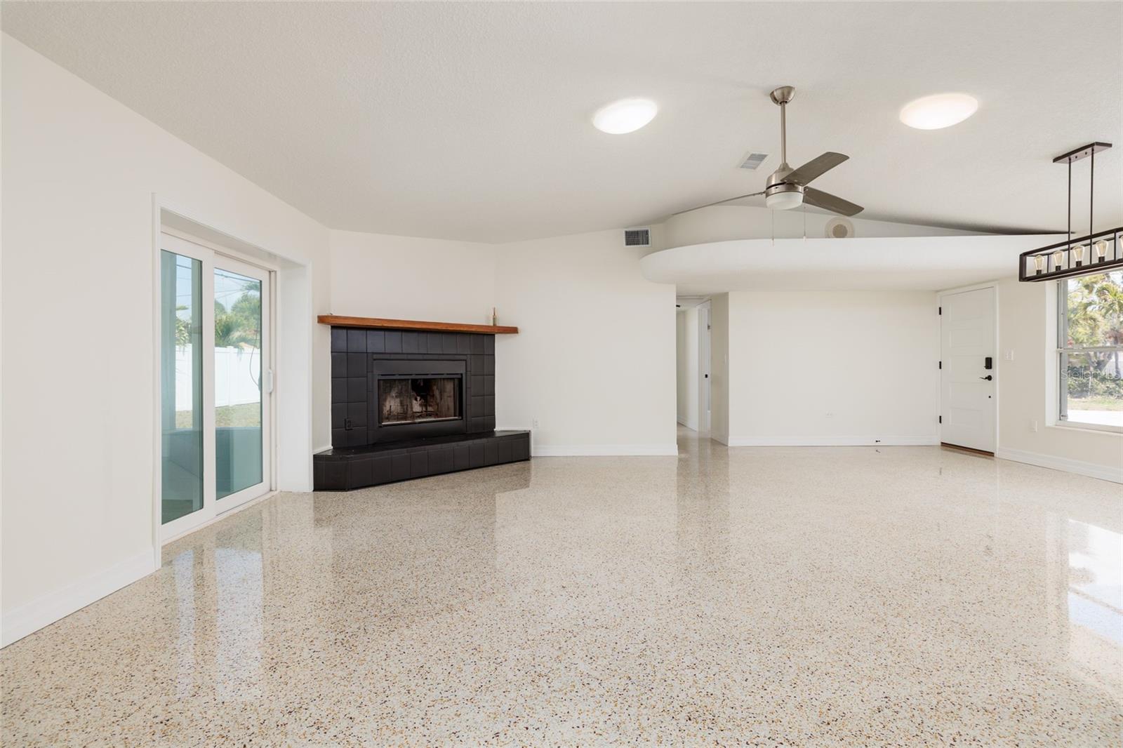 Image 13 of 35 For 2107 Dolphin Boulevard S