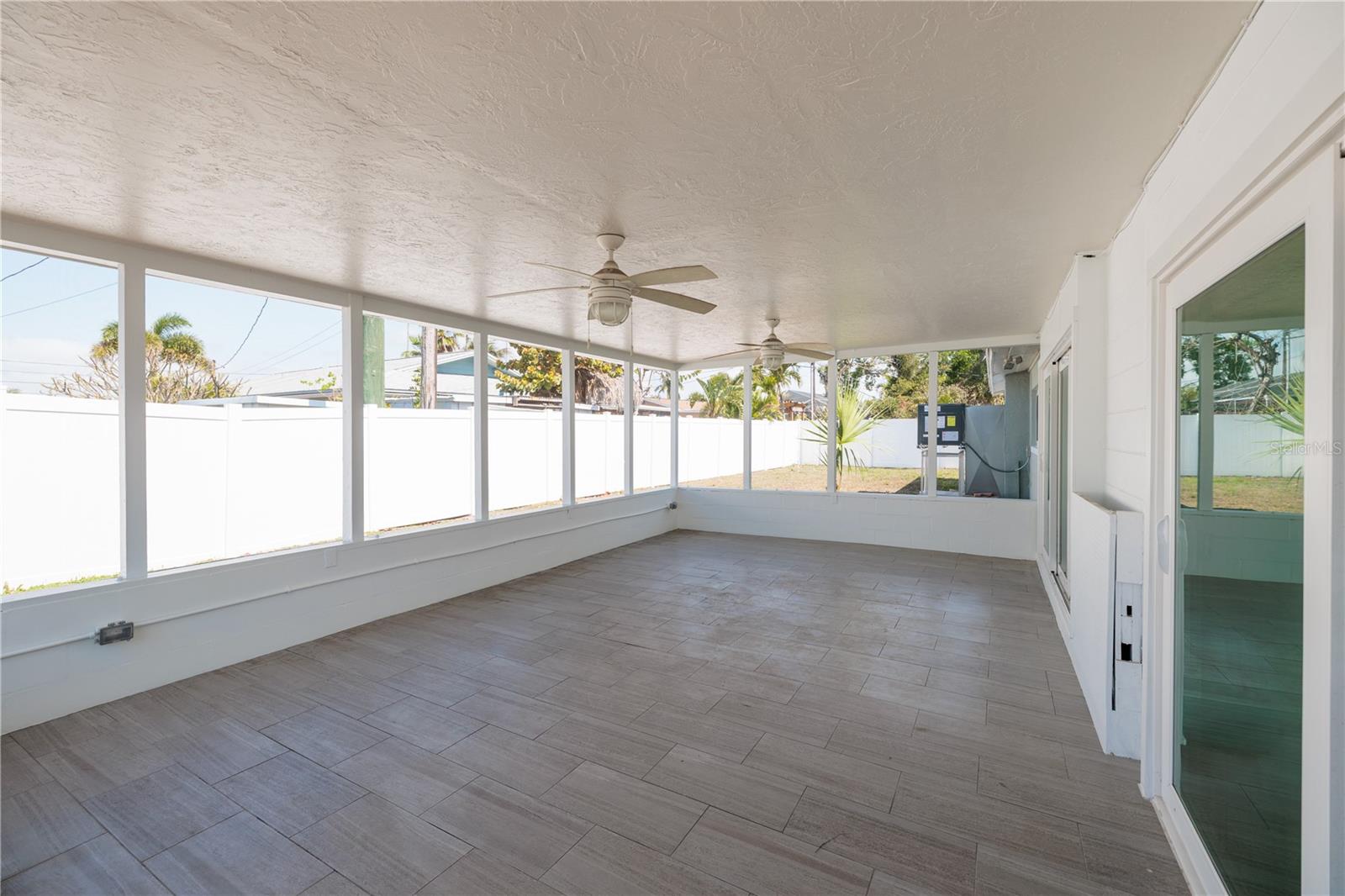 Image 15 of 35 For 2107 Dolphin Boulevard S