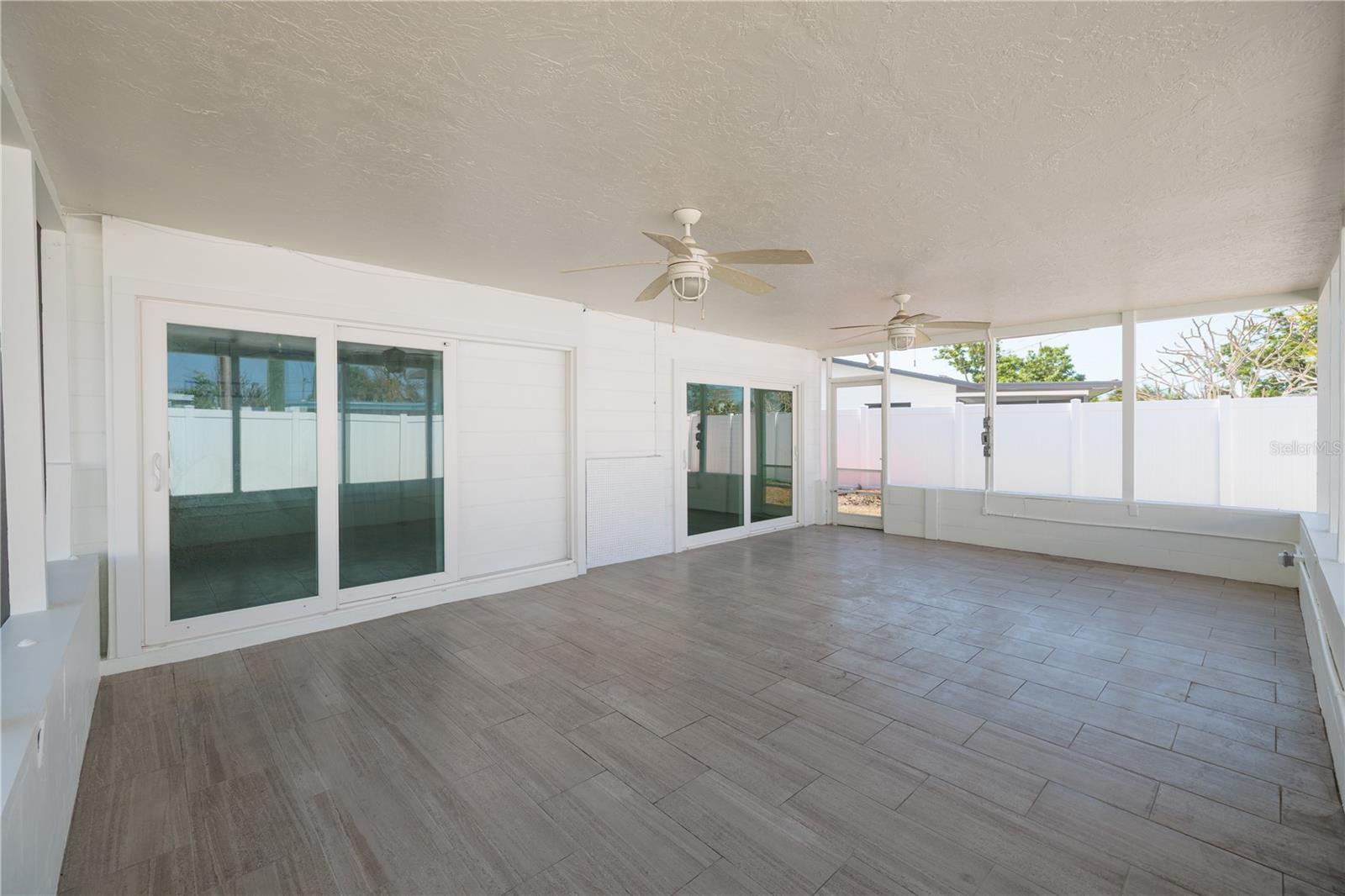 Image 16 of 35 For 2107 Dolphin Boulevard S