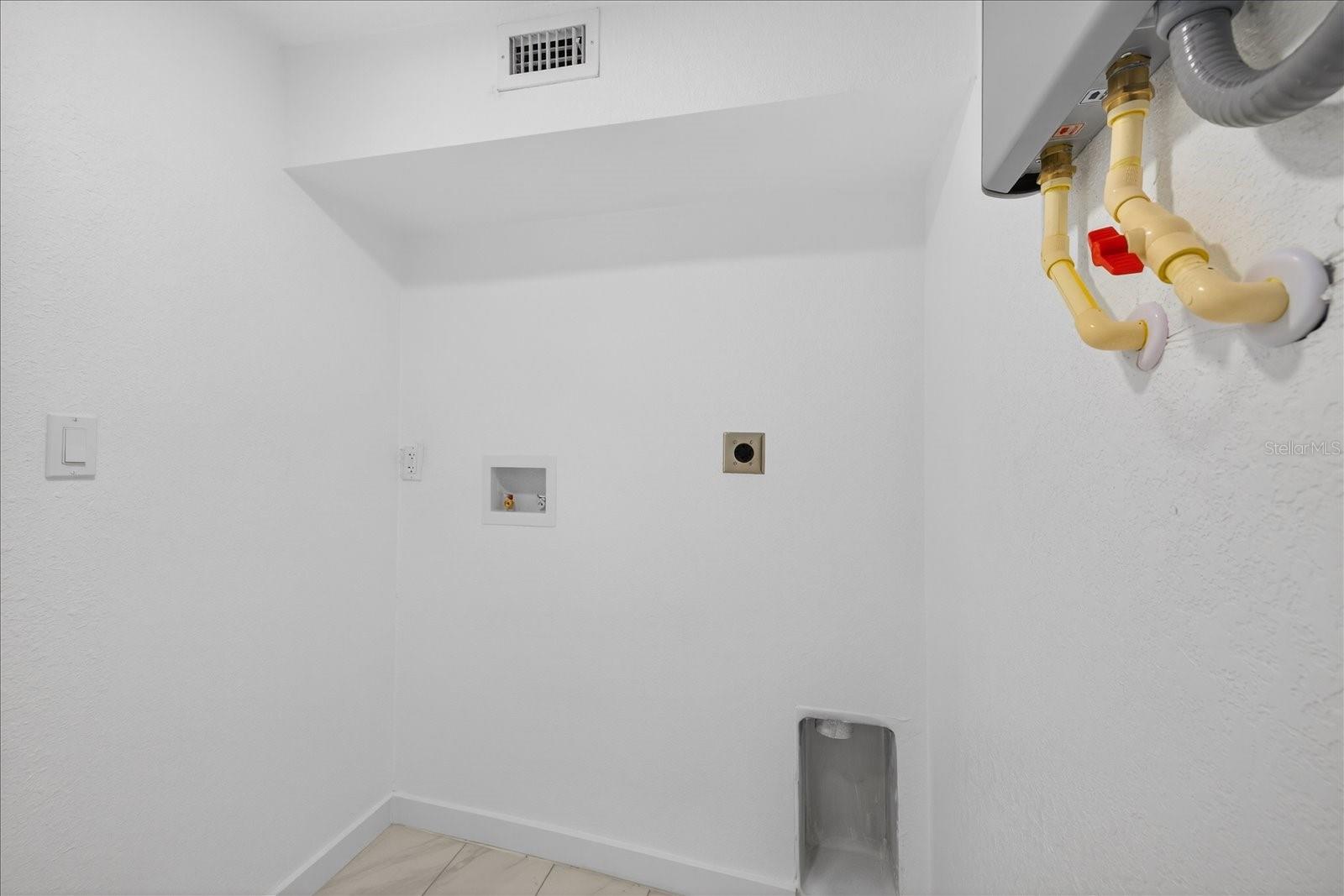 Image 34 of 53 For 7806 Jamaica Street