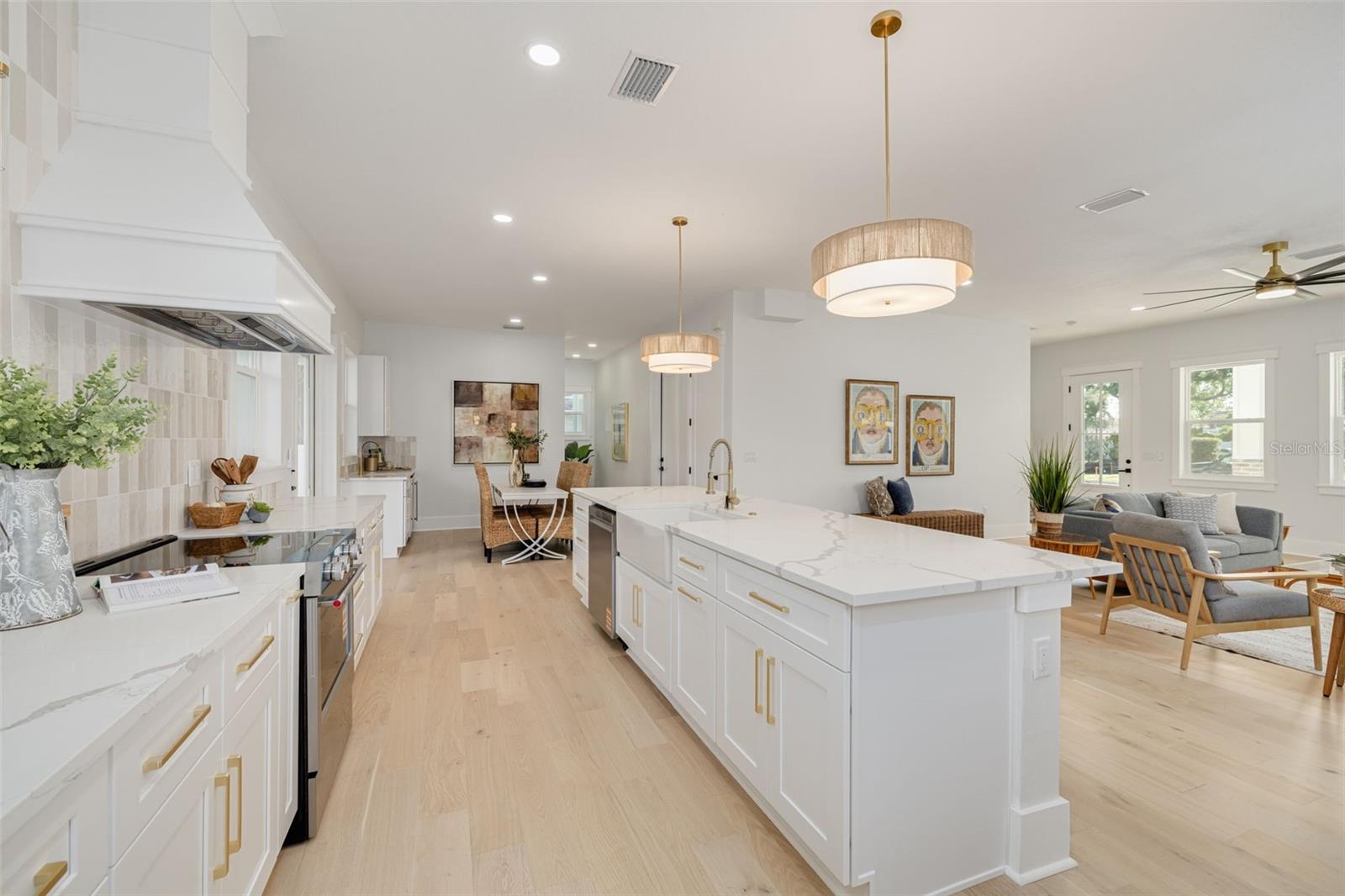 Listing photo id 9 for 3317 15th Street N