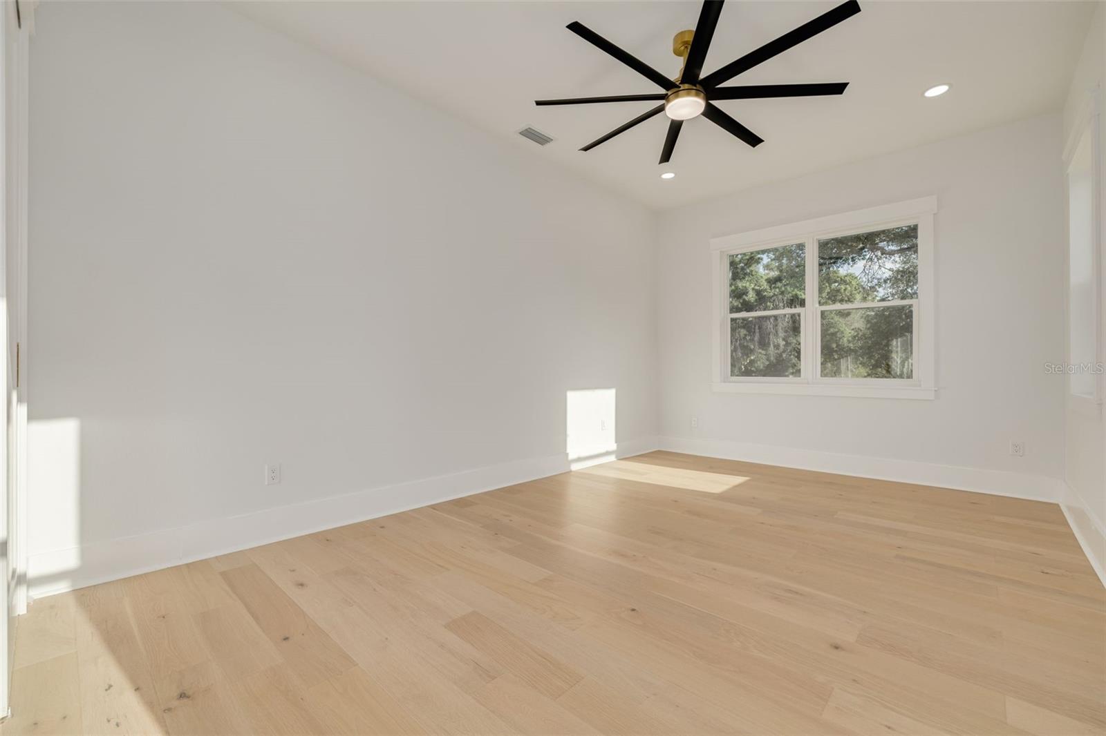 Listing photo id 28 for 3317 15th Street N