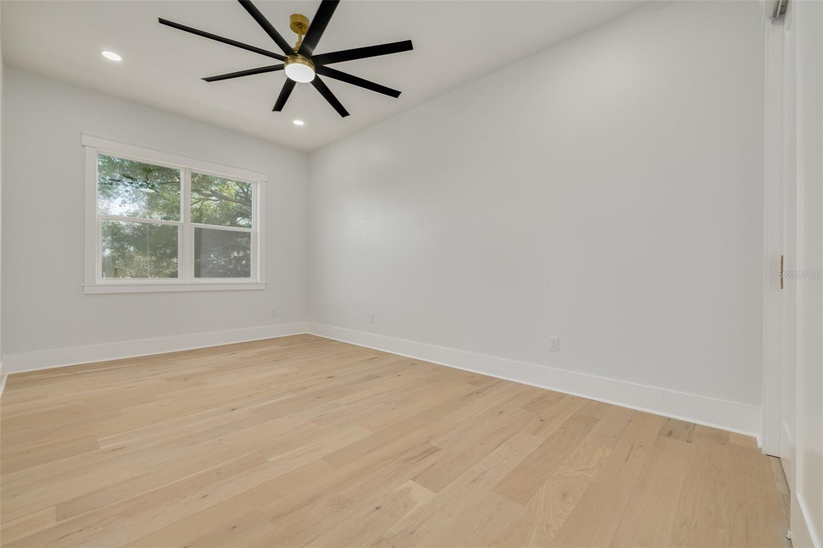 Listing photo id 32 for 3317 15th Street N