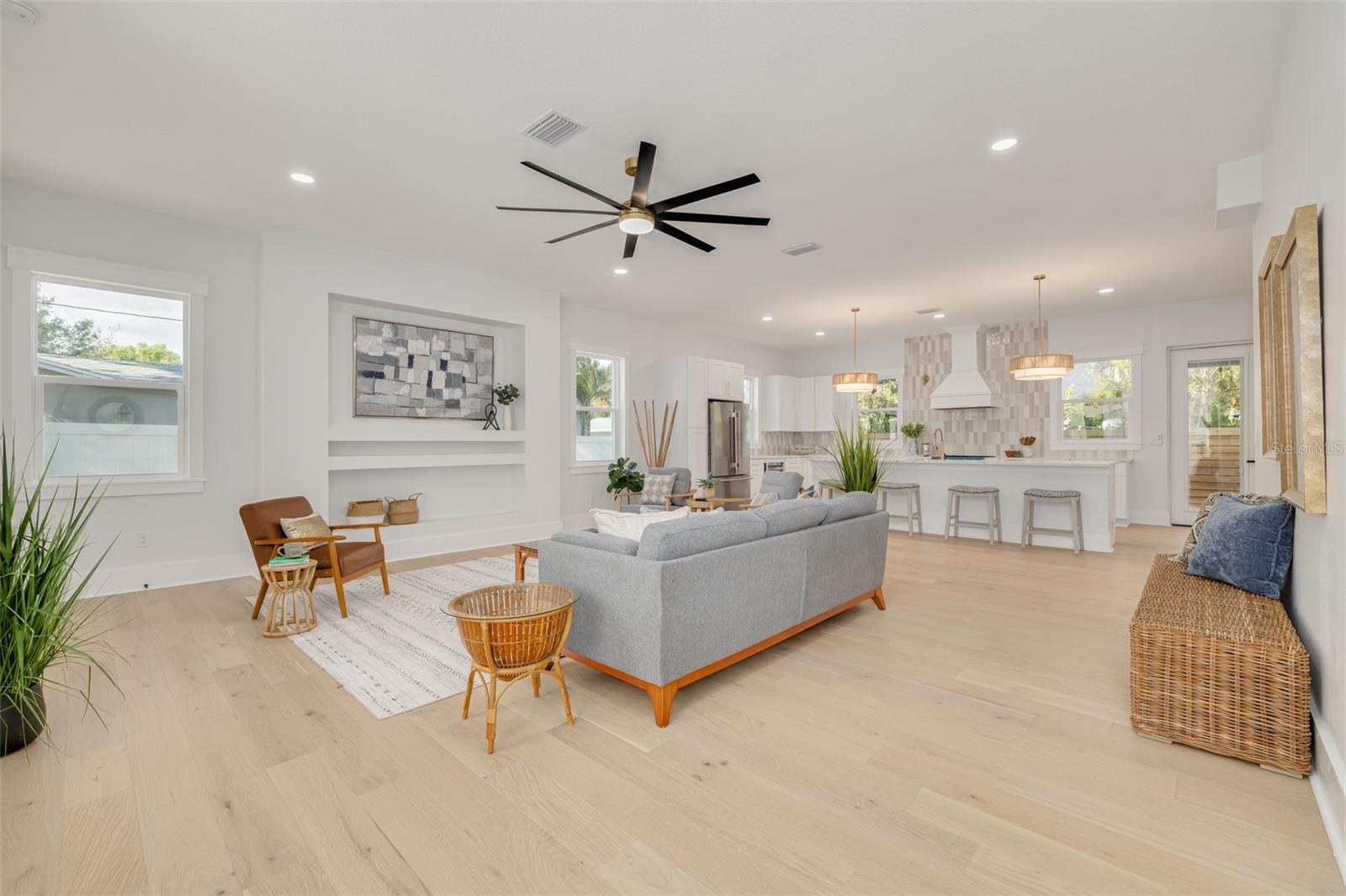 Listing photo id 2 for 3317 15th Street N