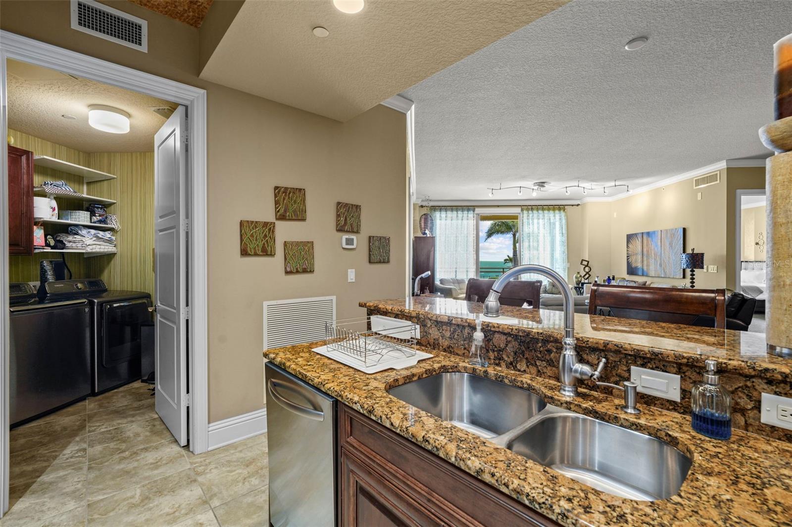 Image 16 of 49 For 470 Mandalay Avenue 403