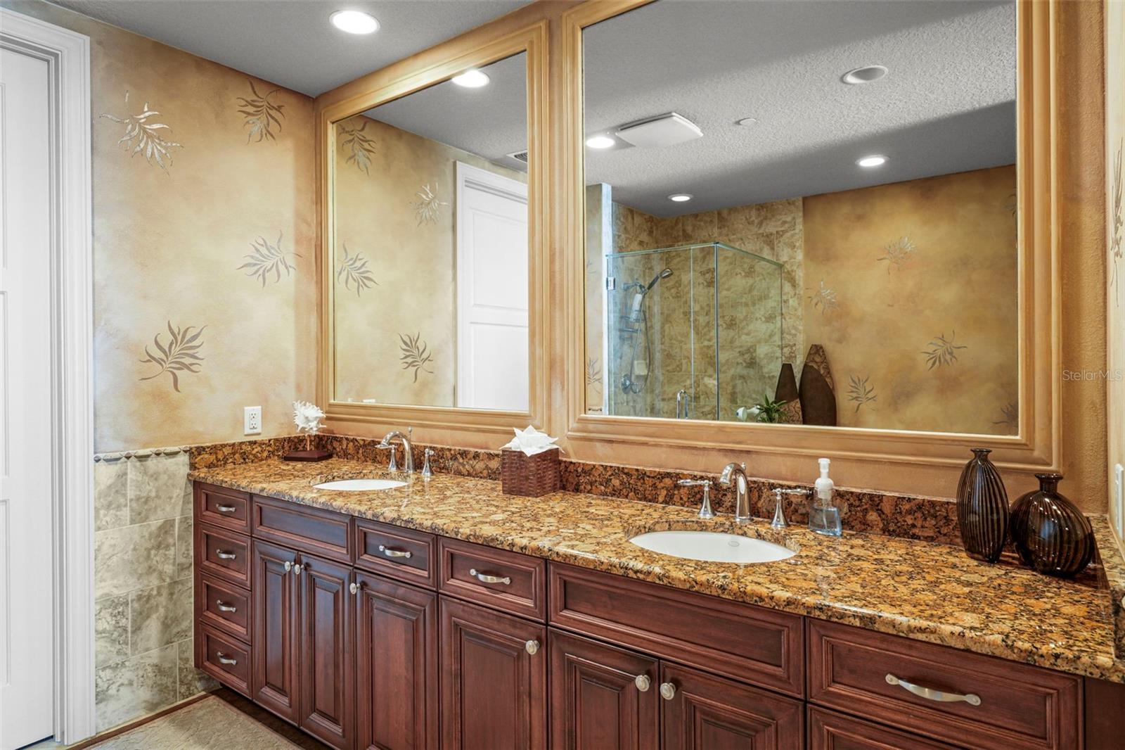 Image 29 of 49 For 470 Mandalay Avenue 403