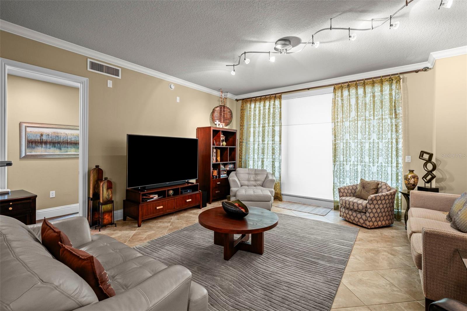 Image 4 of 49 For 470 Mandalay Avenue 403