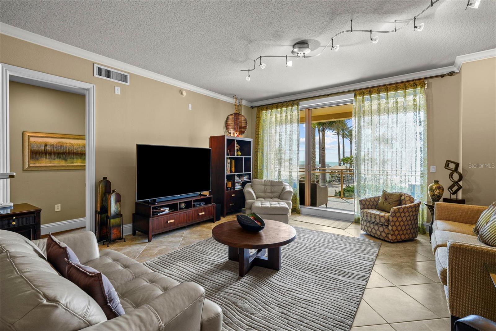 Image 5 of 49 For 470 Mandalay Avenue 403