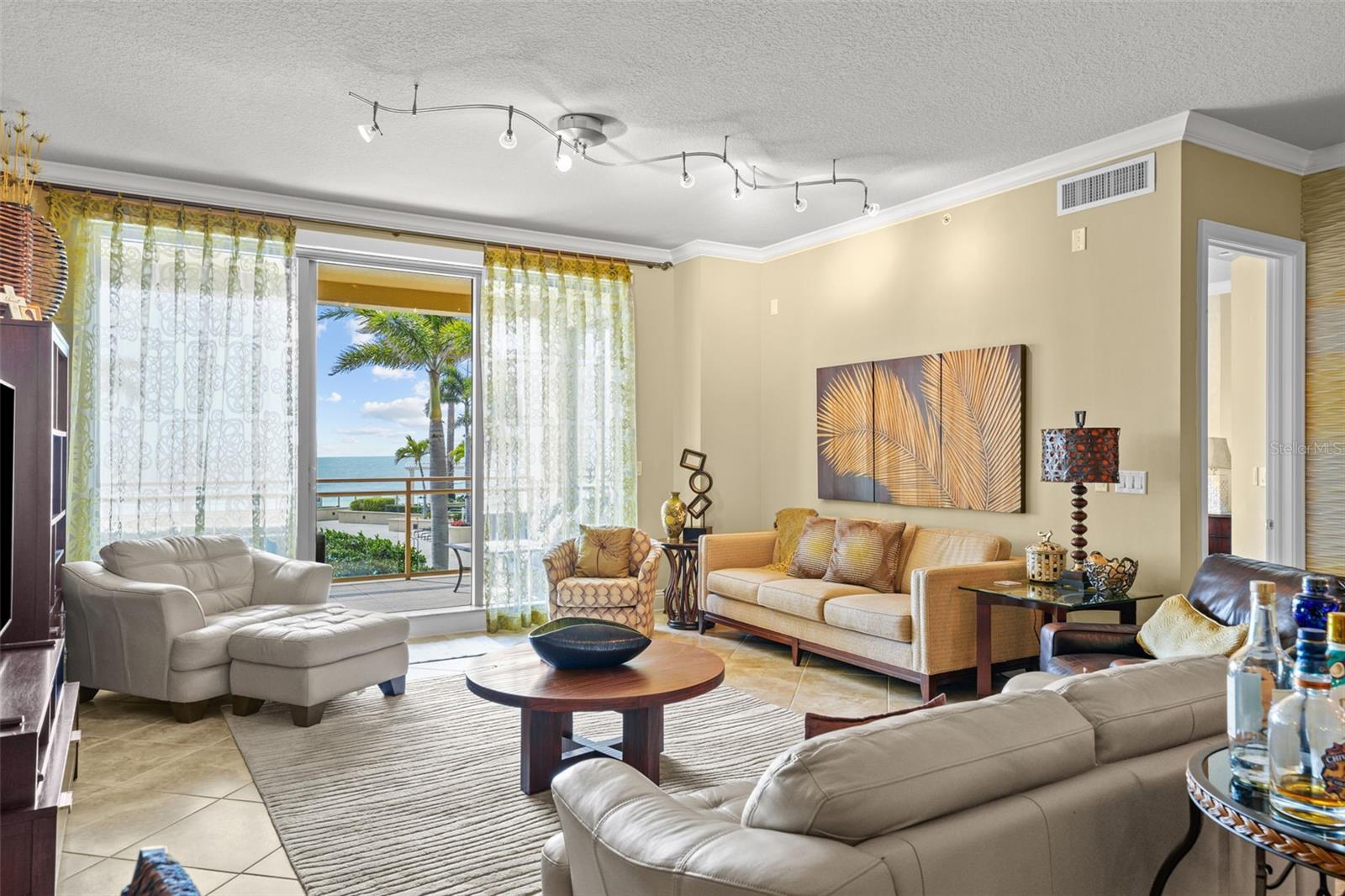 Image 6 of 49 For 470 Mandalay Avenue 403