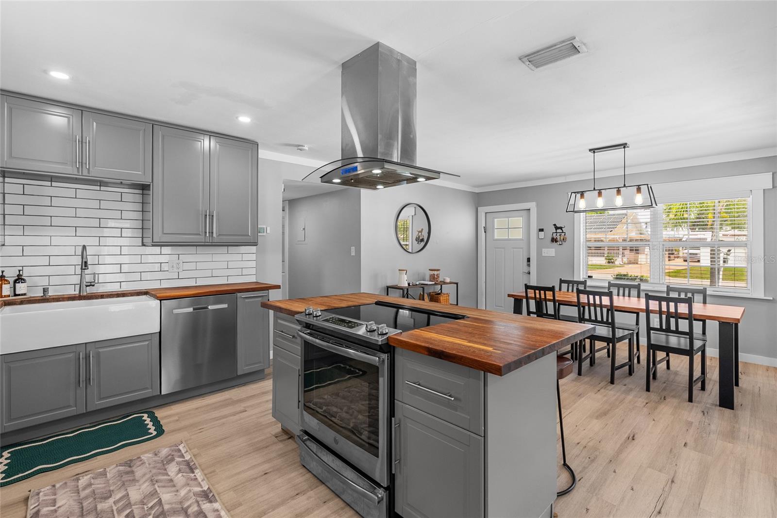 Listing photo id 9 for 3412 Bay Avenue