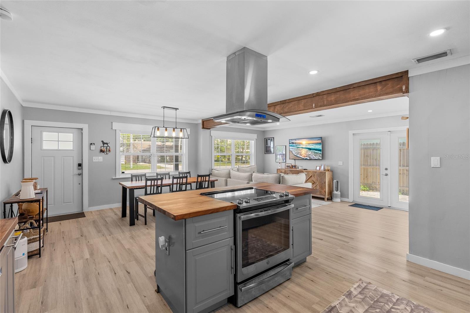 Listing photo id 10 for 3412 Bay Avenue