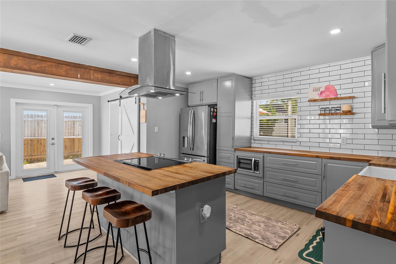 Listing photo id 0 for 3412 Bay Avenue